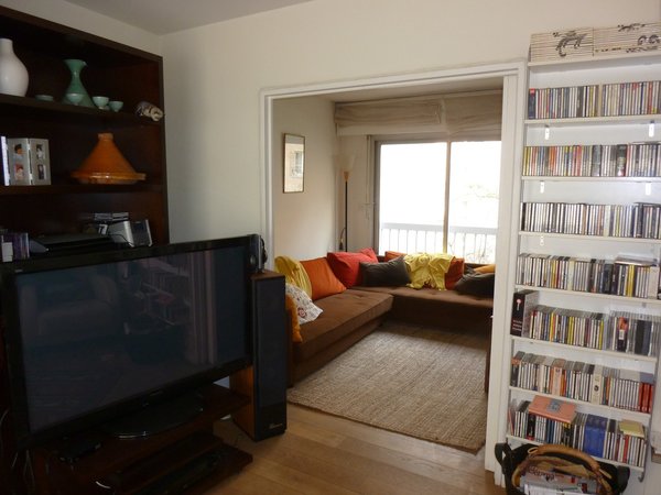 Avant les travaux : un espace limité par une cloison et un écran TV qui encombre l’espace.