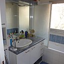 Avant les travaux : une salle de bains des années 1980 avec une baignoire qui prend trop de place.