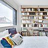 La chambre d’amis avec bibliothèque intégrée.