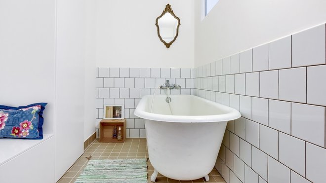 La salle de bains de la chambre d’amis qui rappelle le décor de celle des enfants.