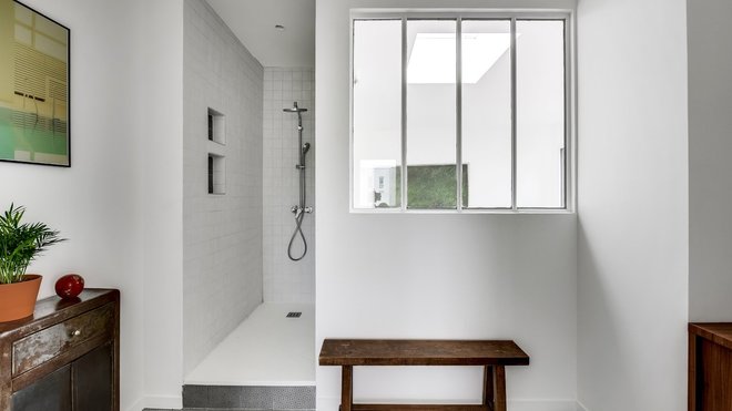 Seconde partie de la salle de bains des parents avec grande douche carrelée.