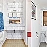 La salle de bains des enfants au décor simple et graphique avec un carrelage émaillé blanc au mur et des carreaux de grès cérame au sol. Elle intègre un coin toilette.