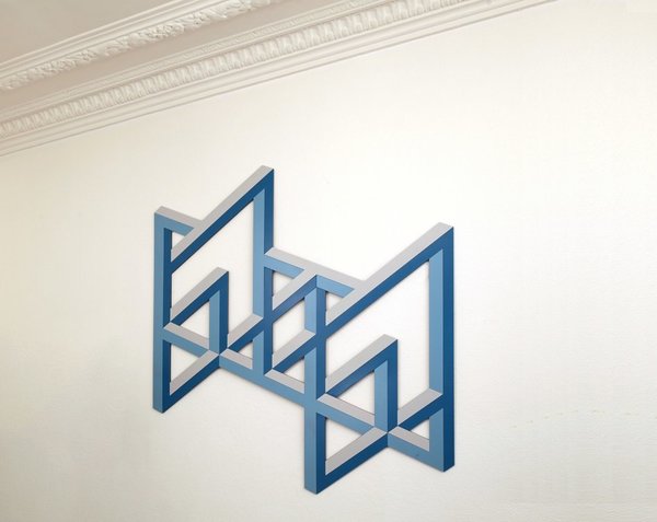 Autre élément décoratif mural de la collection Atom (E) de 5 pièces différentes. Ici, modèle AC-003 (L 109,7 cm). Edité en 100 exemplaires. Création Nova Obiecta.