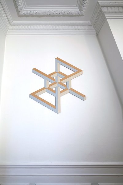 Elément décoratif Atom (E) mural en bois découpé compressé recouvert de peinture acrylique aérosol appliquée à la main. Il représente une interprétation onirique du concept de chaos déterministe à l’échelle de l’infiniment petit. 5 modèles disponibles qui composent un ensemble de formes impossibles imbriquées. Ici, forme AC-002 (L 72,3 cm). Éditée en 100 exemplaires. Création Nova Obiecta.