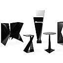 Pièces de la collection Triangulation en aluminium laqué noir. Modèles édités en 8, 12 ou 15 exemples. Création Nova Obiecta.