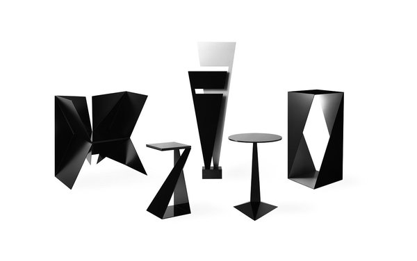 Pièces de la collection Triangulation en aluminium laqué noir. Modèles édités en 8, 12 ou 15 exemples. Création Nova Obiecta.