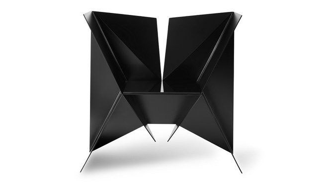 TO5 – AC, siège avec structure en aluminium laqué noir mat avec assise composé d’un carré de verre laminé laqué noir (L et H 80 cm). Edité en 8 exemplaires. Création de l’artiste Aimeric Chay pour Nova Obiecta.