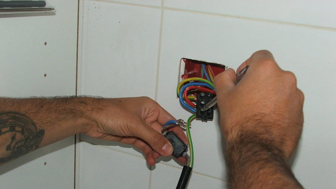 Etape 4 : Débrancher le raccord électrique de la plaque de cuisson. Pour cette opération il est très important, au préalable, de couper le disjoncteur divisionnaire attribué à la plaque de cuisson.