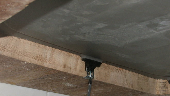 Etape 18 : Sous l’évier, visser les pattes de fixations du nouvel évier. Il faut savoir que l’évier est livré avec 4 pattes de fixations.