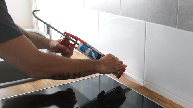 Etape 22 : Terminer le travail en appliquant un cordon régulier de mastic silicone au pistolet extrudeur tout autour du plan de travail.