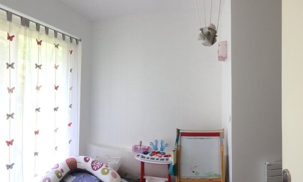 Avant : la chambre destinée à l’adolescente, sans rangement ni structuration.