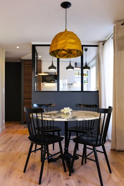 La cuisine a été cloisonnée avec une verrière à la façon des portes d’atelier de style industriel. L’escalier droit occulte l’entrée et crée un dégagement.