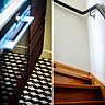 L’escalier droit et les meubles de la cuisine apportent une touche boisée. Des touches de noir apportent beaucoup d’élégance à l’espace.