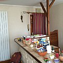 Avant travaux : une entrée directe dans la pièce de vie avec une cuisine simplement cachée par une porte.