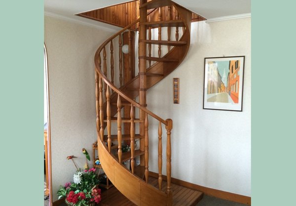 Avant travaux : un escalier hélicoïdal encombrant et peu pratique.