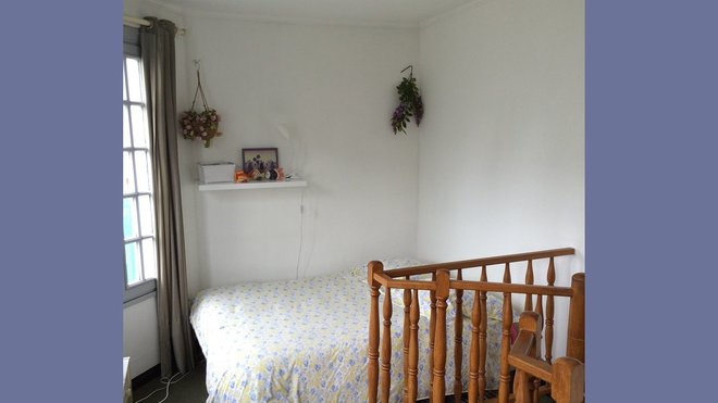 Avant travaux : une chambre sans rangement et un garde-corps volumineux qui encombre l’espace.