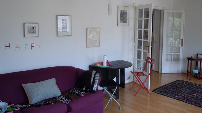 Avant les travaux : un salon meublé sans unité et un espace vide que les occupants n’arrivent pas à s’approprier.