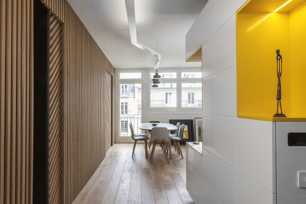 Le meuble structurant créé lors des travaux de rénovation de l’appartement et qui longe d’abord l’entrée, puis le salon.