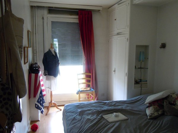 Avant les travaux : une chambre d’enfant avec un placard étriqué.