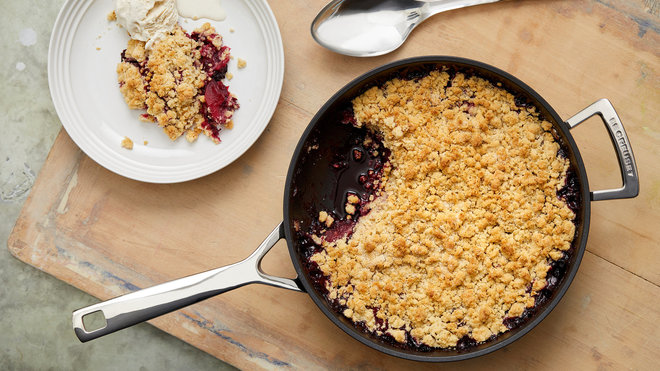 De taille généreuse, la sauteuse avec poignée d'assistance permet de cuisiner des recettes familiales. Les deux poignées facilitent la manipulation.
