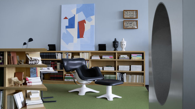 Les œuvres d’art abstrait ont été scrupuleusement sélectionnées pour entrer dans cet univers. Le bureau est un hommage au film La Belle et la Bête de Jean Cocteau.