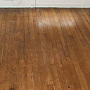 Avant les travaux : l’ancien parquet usé par le temps ; les lames sont de dimensions 8 cm de largeur.