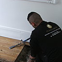 Etape 2 : Les lames proches des plinthes doivent être retirées délicatement afin de ne pas abîmer les plinthes et pourtours de la pièce.