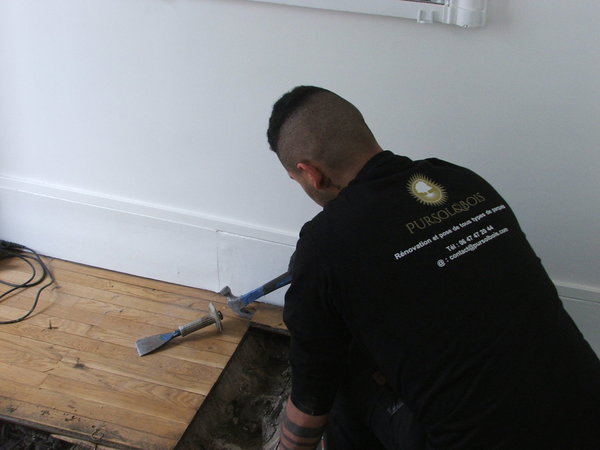 Etape 2 : Les lames proches des plinthes doivent être retirées délicatement afin de ne pas abîmer les plinthes et pourtours de la pièce.