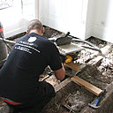 Etape 5 : Découper des lattes de bois qui viendront en travers des lambourdes existantes, cela afin de renforcer la structure générale du parquet à venir.