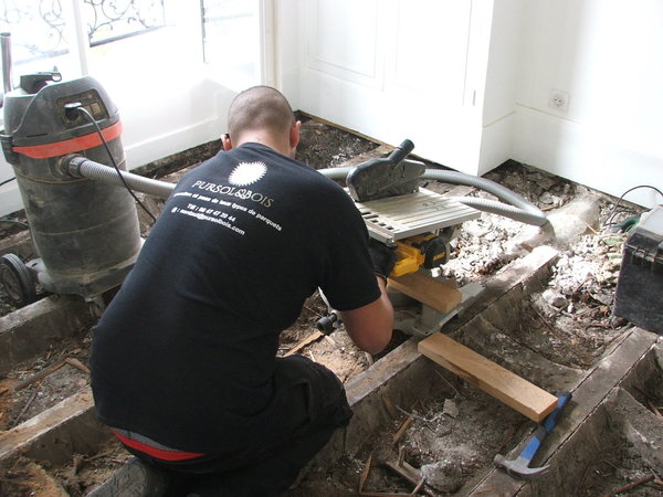 Etape 5 : Découper des lattes de bois qui viendront en travers des lambourdes existantes, cela afin de renforcer la structure générale du parquet à venir.