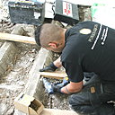 Etape 6 : Les lattes sont vissées, de chaque côté, à l’aide de vis à bois de plus ou moins 7 cm.