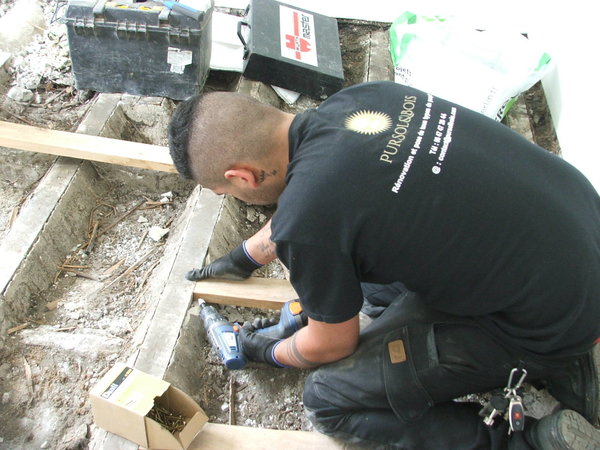 Etape 6 : Les lattes sont vissées, de chaque côté, à l’aide de vis à bois de plus ou moins 7 cm.