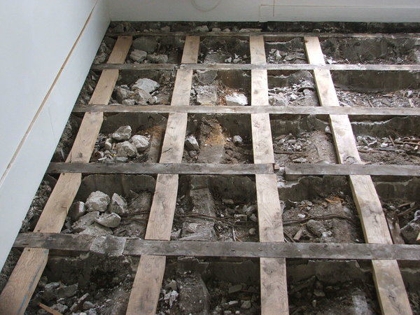 Etape 7 : Vue d’ensemble du plancher avec les lattes de renfort.