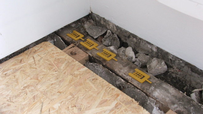 ​Etape 9 : Des cales sont placées afin de pourvoir au rattrapage de niveau. Elles seront essentiellement placées dans les angles de la pièce.