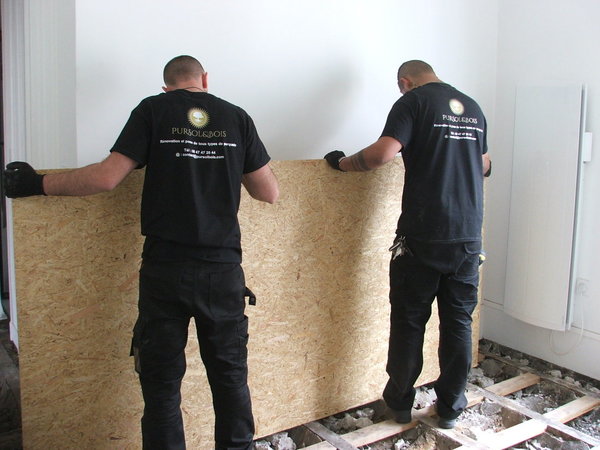 Etape 8 : Poser à blanc des panneaux de bois aggloméré sur l’ensemble du plancher Plusieurs panneaux seront nécessaires afin de recouvrir l’ensemble du plancher ; des découpes seront nécessaires en fonction de la surface à recouvrir.