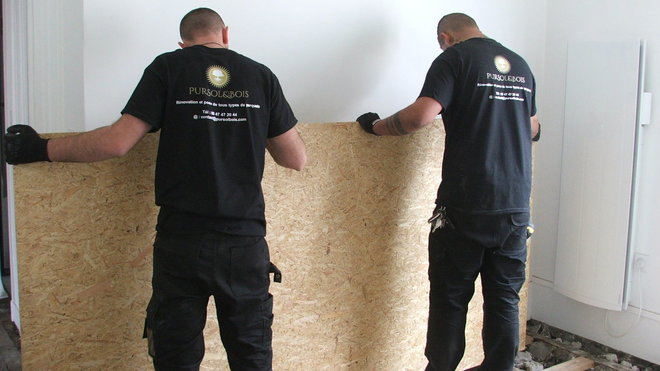 Etape 8 : Poser à blanc des panneaux de bois aggloméré sur l’ensemble du plancher Plusieurs panneaux seront nécessaires afin de recouvrir l’ensemble du plancher ; des découpes seront nécessaires en fonction de la surface à recouvrir.