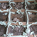 Etape 10 : Retirer les panneaux de bois aggloméré qui étaient posés à blanc, et appliquer des cordons de colle mousse polyuréthane sur l’ensemble des lambourdes ainsi que des traverses.