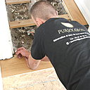 Etape 12 : Placer la première lame de parquet au niveau du pas de porte ; faire le tracé de découpe sur la lame au niveau du chambranle de la porte.