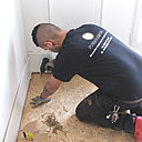 Etape 11 : Poser et visser les panneaux de bois aggloméré à l’aide de vis à bois de plus ou moins 5 cm.