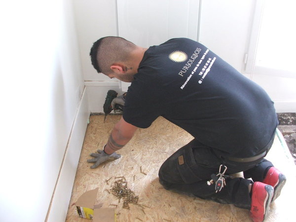 Etape 11 : Poser et visser les panneaux de bois aggloméré à l’aide de vis à bois de plus ou moins 5 cm.