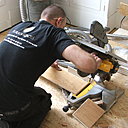 Etape 13 : Les découpes des lames de parquet seront réalisées à l’aide d’une scie à onglet radiale.