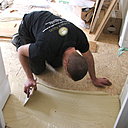 Etape 14 : Commencer l’encollage avec une colle spéciale pour parquet collé. Pour cela, utiliser une spatule colle parquet à lames crantées. Progresser par passes d’encollage de demi-mètre carré.