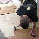 Etape 16 : Progresser par emboitement de lames successives ; utiliser un maillet en caoutchouc afin de bien emboiter les lames de parquet les unes aux autres.