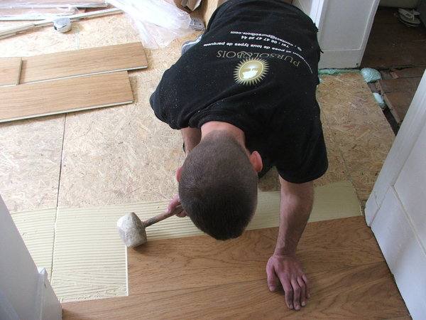 Etape 16 : Progresser par emboitement de lames successives ; utiliser un maillet en caoutchouc afin de bien emboiter les lames de parquet les unes aux autres.