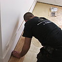 Etape 18 : Poser les lames de bordure de plinthes en les calant bien contre la bordure de la plinthe.