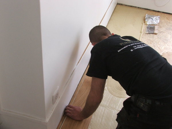 Etape 18 : Poser les lames de bordure de plinthes en les calant bien contre la bordure de la plinthe.