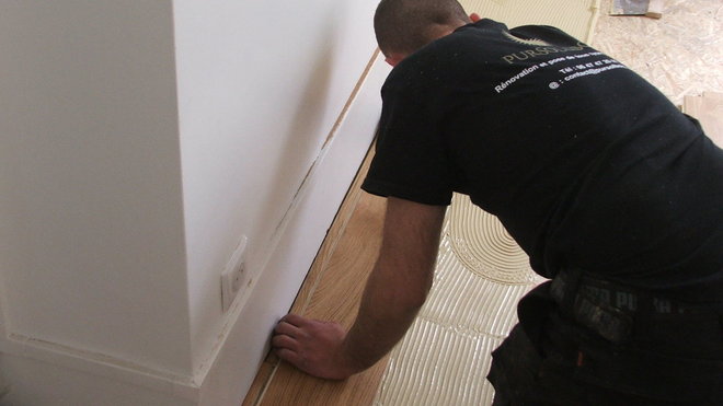 Etape 18 : Poser les lames de bordure de plinthes en les calant bien contre la bordure de la plinthe.