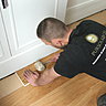 Etape 20 : Les dernières lames de parquet sont posées toujours par emboitement en les faisant légèrement glisser sous la plinthe. Le maillet en caoutchouc est utile dans ce cas de figure afin de bien positionner les lames et de les faire adhérer les unes aux autres.