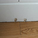 Etape 21 : Placer sur les deux à trois dernières lames de parquet, des cales en bois taillées en biseau afin de bien emboiter les dernières lames les unes aux autres.