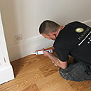 Etape 22 : Appliquer un cordon de mastic acrylique au pourtour de la pièce ; cela permettra d’obtenir une meilleure isolation thermique ainsi qu’un rendu esthétique appréciable.